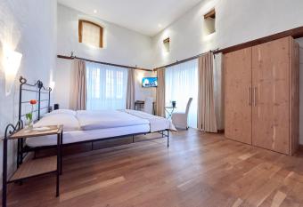 Hotel Restaurant Rathaus allows 18 year olds to book a room