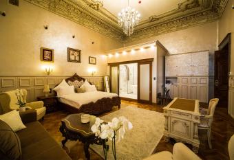 Hotel 5 Continents has rooms with a private hot tub