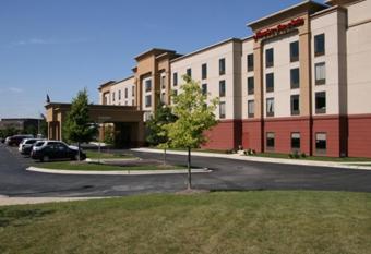 Hampton Inn & Suites Bolingbrook has rooms with a private hot tub