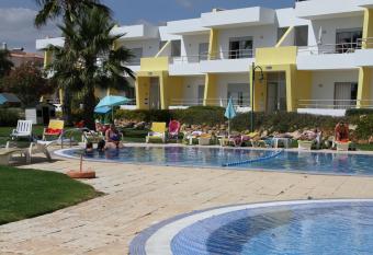 Apartamentos Santa Teresinha allows 18 year olds to book a room