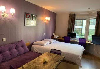 ALTAMIRA (Paris Expo - Porte de Versailles) has Balcony rooms