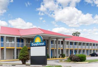 Days Inn by Wyndham Richmond has Smoking rooms