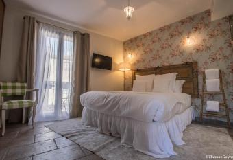 Demeure Terrisse La Maison allows 18 year olds to book a room