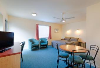 Bella Vista Motel Palmerston North has rooms with a private hot tub