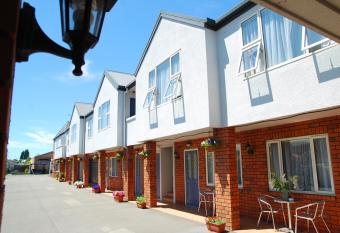 Rosewood Court Motel has rooms with a private hot tub