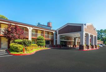 Quality Inn Atlanta Northeast I-85 allows 18 year olds to book a room