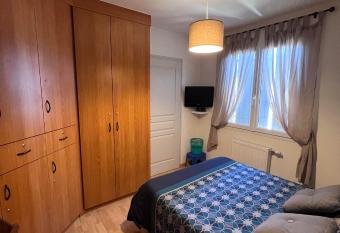 La Chambre des Amis has rooms with a private hot tub