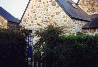 Le moign-locations has Smoking rooms