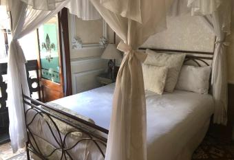 Hotel Elena allows 18 year olds to book a room