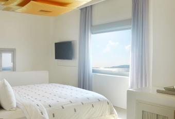 Cavo Tagoo Mykonos has rooms with a private hot tub