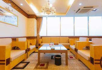 Kh  ch s   n INCO 515.9 allows 18 year olds to book a room