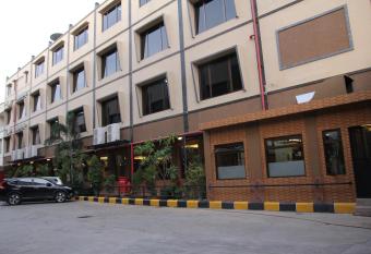 RedDoorz Plus near Soekarno Hatta Airport 2 allows 18 year olds to book a room