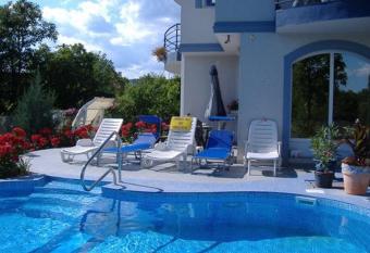 Judit haus allows 18 year olds to book a room