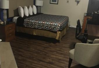 California Inn and Suites Bakersfield has rooms with a private hot tub