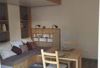 Chez R  gine et Serge allows 18 year olds to book a room