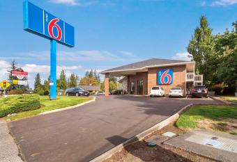 Motel 6 Vancouver Wa allows 18 year olds to book a room