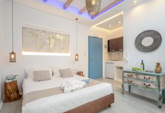 Valena Mare Suites & Apartments has rooms with a private hot tub