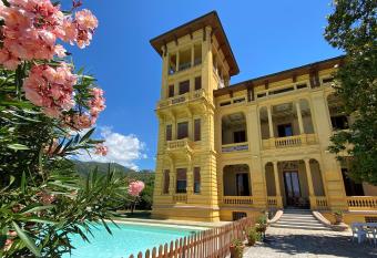 Villa Moorings has Balcony rooms