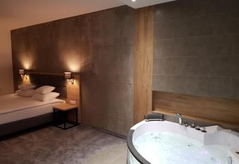 Czarny Staw has rooms with a private hot tub