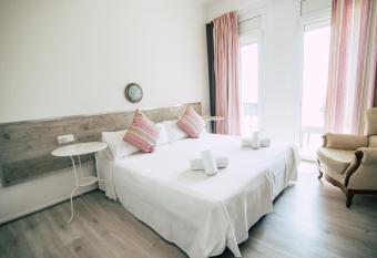 Hostal La Llagosta has Balcony rooms