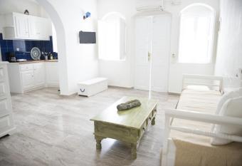 Captain John Villas Oia-Caldera View allows 18 year olds to book a room