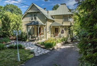 Les Matins de Victoria has rooms with a private hot tub