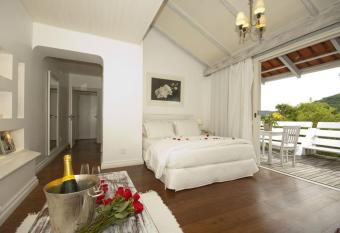 Felissimo Exclusive Hotel has rooms with a private hot tub