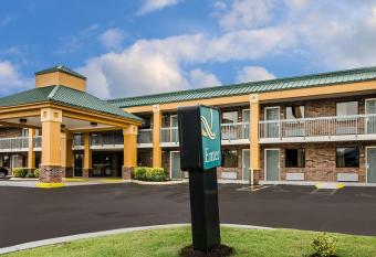 Quality Inn has Smoking rooms