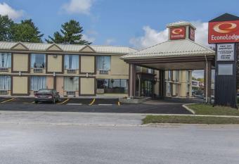 Econo Lodge has rooms with a private hot tub