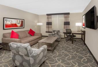 Clarion Inn Des Moines Airport has rooms with a private hot tub