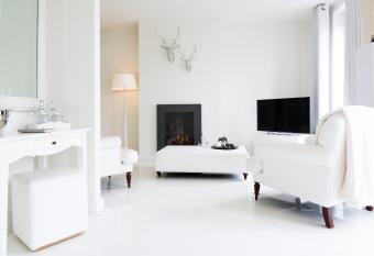 Bliss Boutique Hotel has rooms with a private hot tub