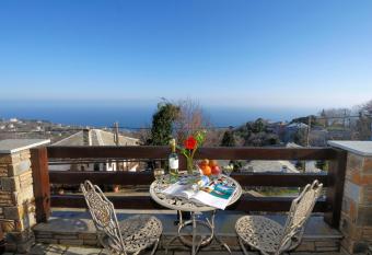 Guesthouse Iris has rooms with a private hot tub