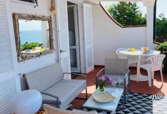 Terrazzo sul mare has Balcony rooms
