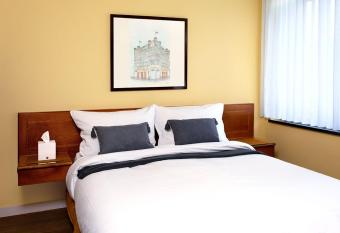 Hotel Regina -Garni K  ln allows 18 year olds to book a room