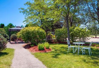 Howard Johnson by Wyndham Lindsay has Smoking rooms