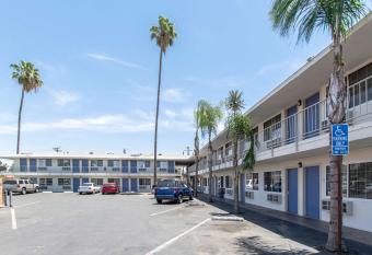 Motel 6 Bakersfield Ca has Smoking rooms