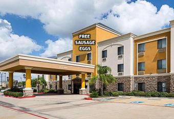 Days Inn & Suites by Wyndham Houston / West Energy Corridor allows 18 year olds to book a room