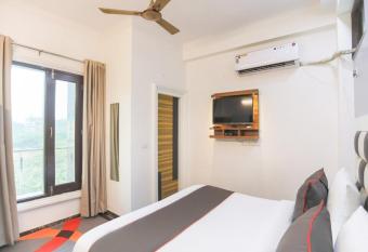 Sangvi Palace Hotel has Balcony rooms