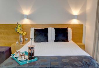 Hotel Balmoral allows 18 year olds to book a room