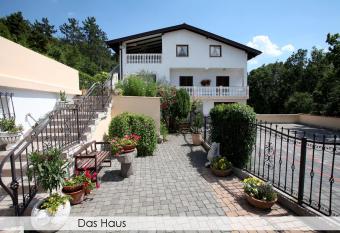 Anica Iles has Balcony rooms