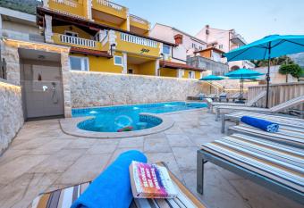 Villa Sunset has Balcony rooms