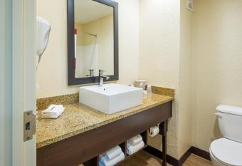 Red Roof Inn Ocala has rooms with a private hot tub