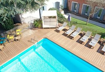 Les Jardins de Cassis allows 18 year olds to book a room