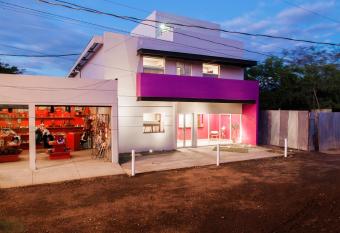 Airport Inn Managua allows 18 year olds to book a room