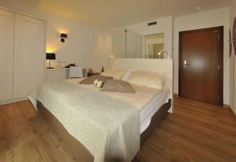 Hotel Florida has rooms with a private hot tub