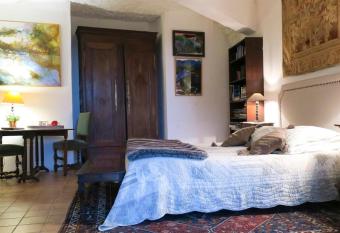 La cave de l   peron has Balcony rooms