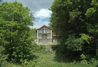 M & J has Balcony rooms