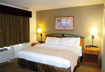 Red Lion Inn & Suites Grimes has rooms with a private hot tub