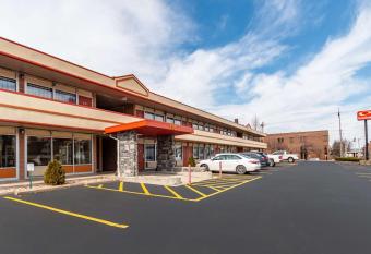 Econo Lodge allows 18 year olds to book a room