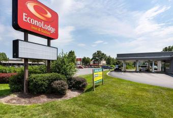 Econo Lodge Inn and Suites Rehoboth Beach has rooms with a private hot tub